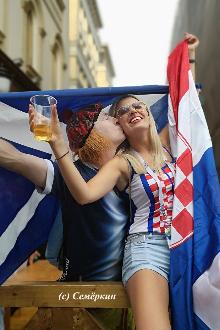 Шотландец целуется с хорваткой в Москве на Никольской