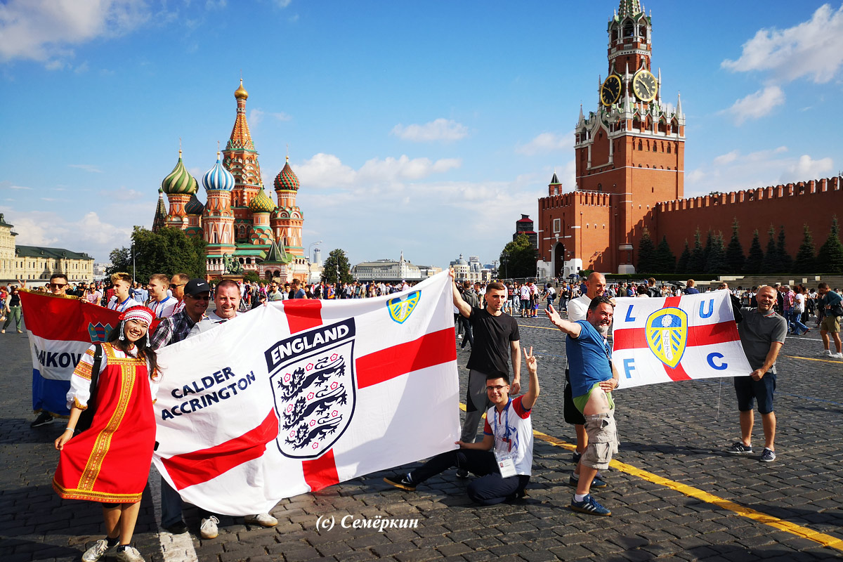 Английские и хорватские болельщики в Москве на Красной площади