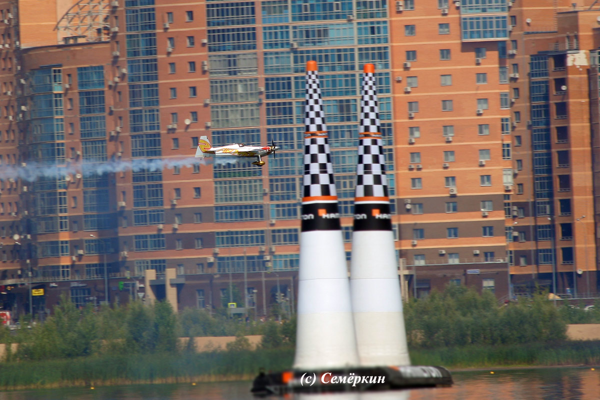 Авиагонки Red Bull Air Race в Казани - или за что люди деньги платят?