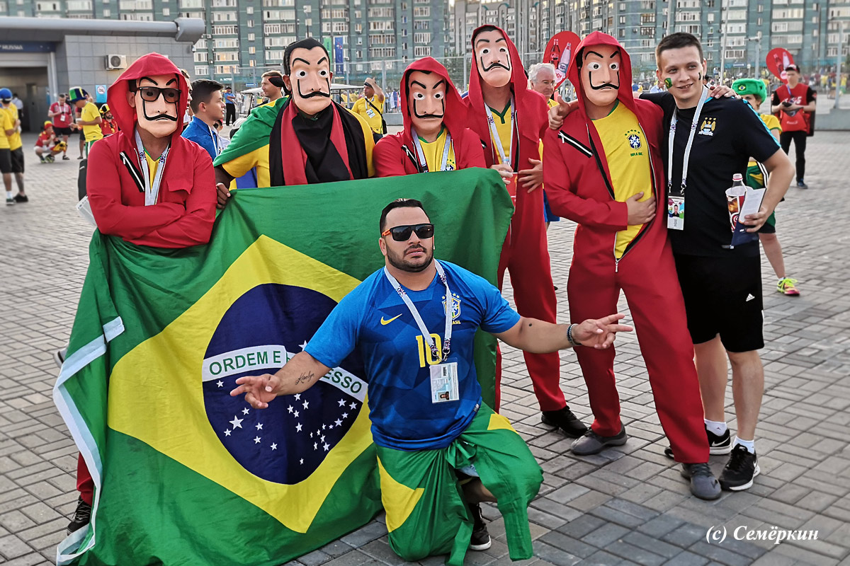 Безумный бразилец и другие болельщики пентакампеонов в Казани - Бразильцы в костюмах героев сериала Бумажный дом