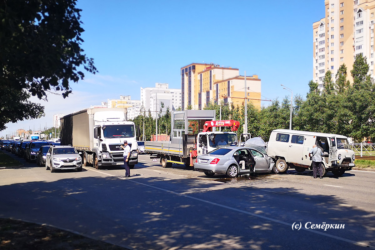 Эпическое ДТП в Казани — врезались Mercedes, УАЗ и грузовичок с ларьком