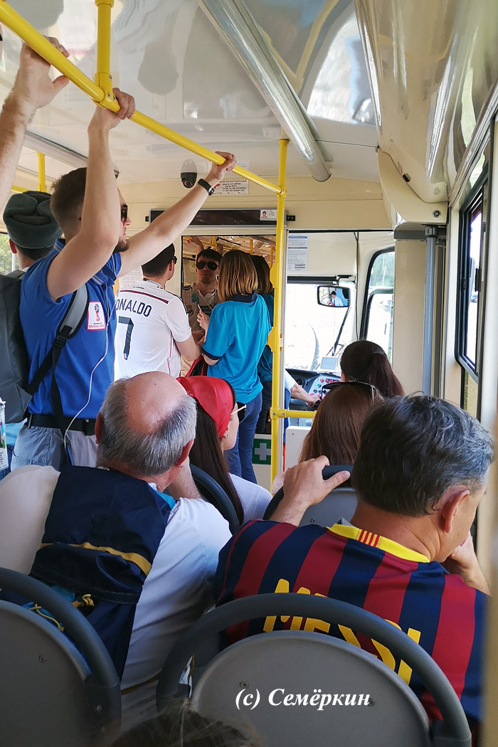Болельщики сборных Франции и Аргентины в Казани - В казанском трамвае Месси едет громить Францию, а Рональду спрашивает вогоноважатую, как ему поскорее добраться до Суареса :)