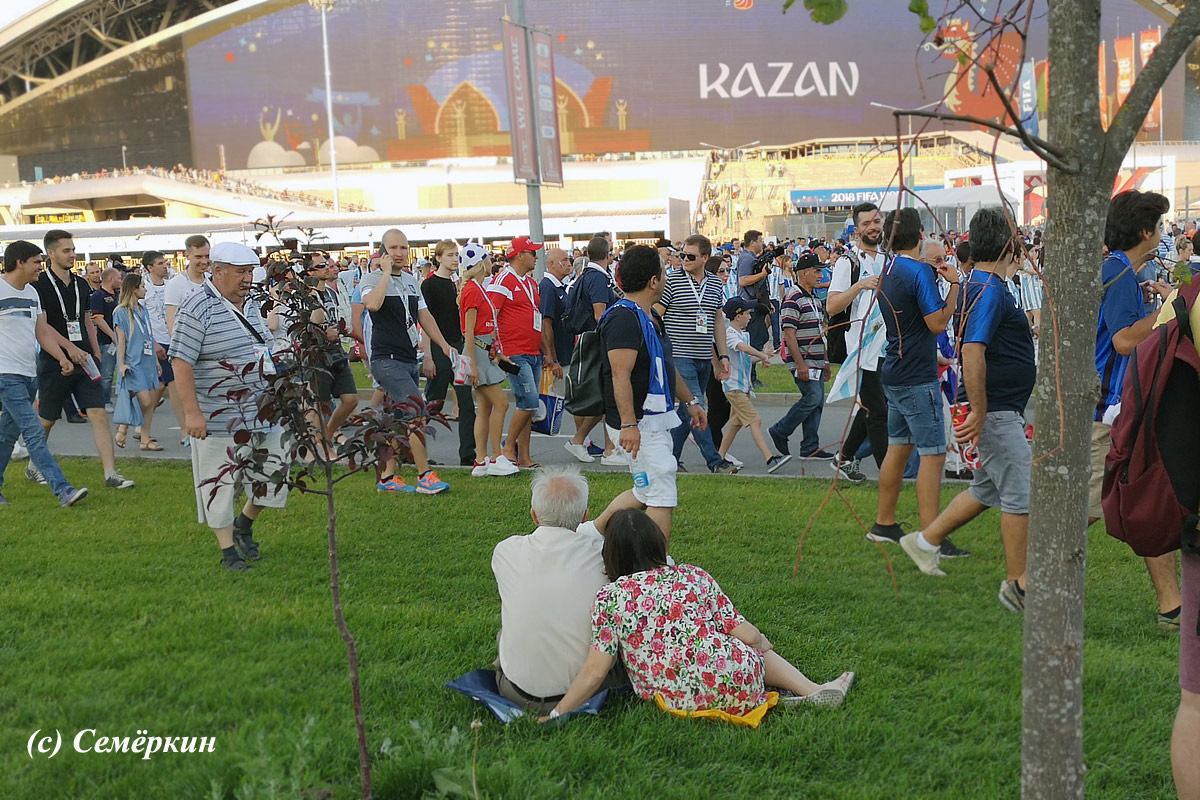 Болельщики сборных Франции и Аргентины в Казани - За периметром стадиона - пожилая пара на траве