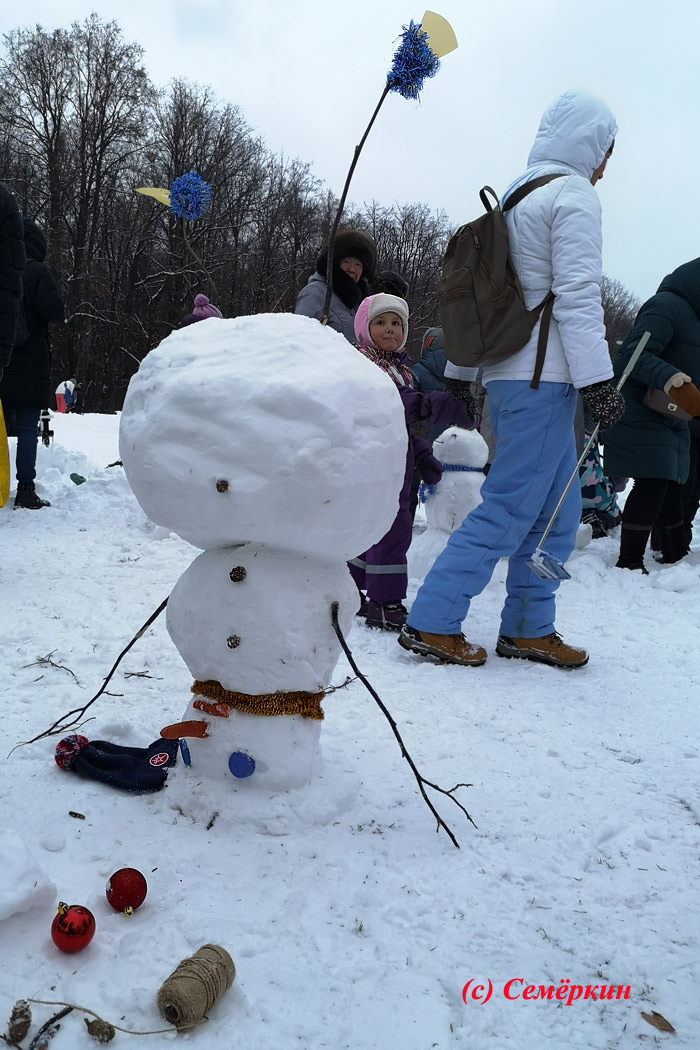 Фестиваль снеговиков в Горкинско-Ометьевском лесу Казани - Снеговик, стоящий на голове (или брейк-данс танцует)