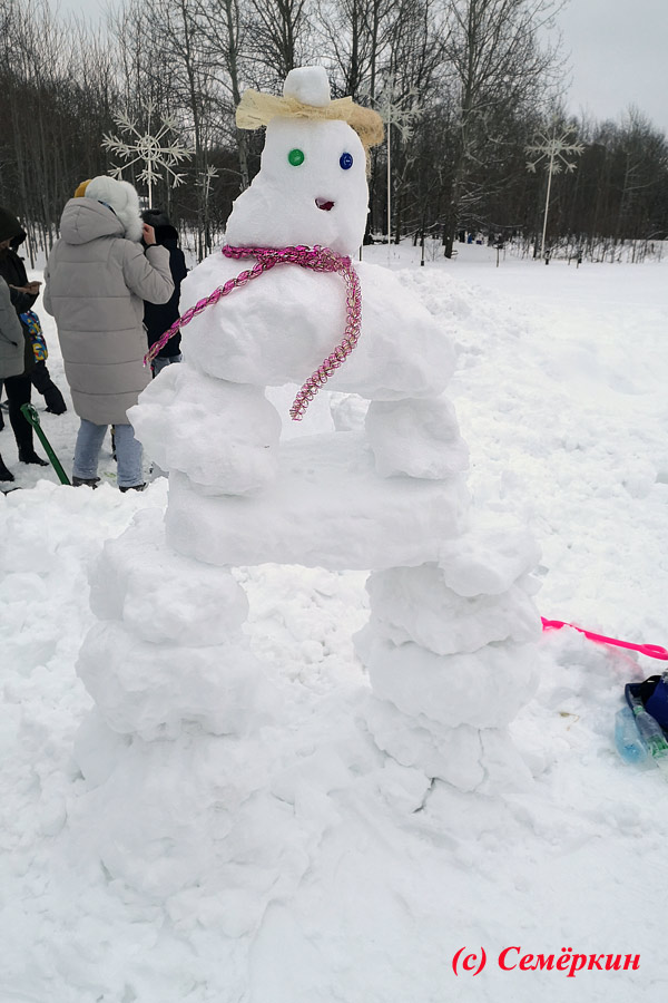 Фестиваль снеговиков в Горкинско-Ометьевском лесу Казани - Снеговик в виде барной стойки