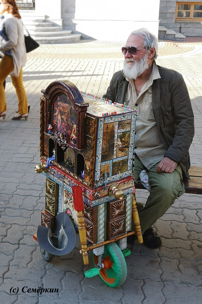 Шарманщник на улице Баумана в Казани