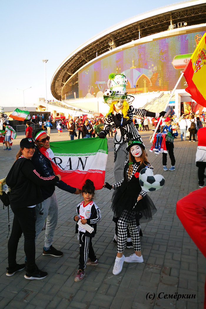 Болельщики сборной Ирана в Казани - Около Казань-арены с девушками на ходулях