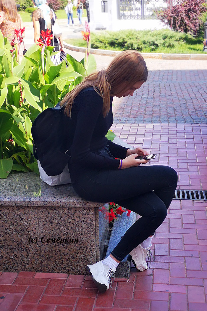 Изгибы - девушка со смартфоном