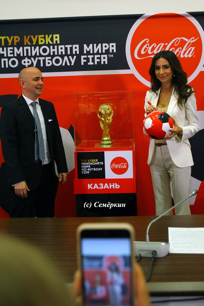 Кубок чемпионата мира по футболу FIFA 2018 в Казани - Прекрасная Зара подписывает футбольный мяч