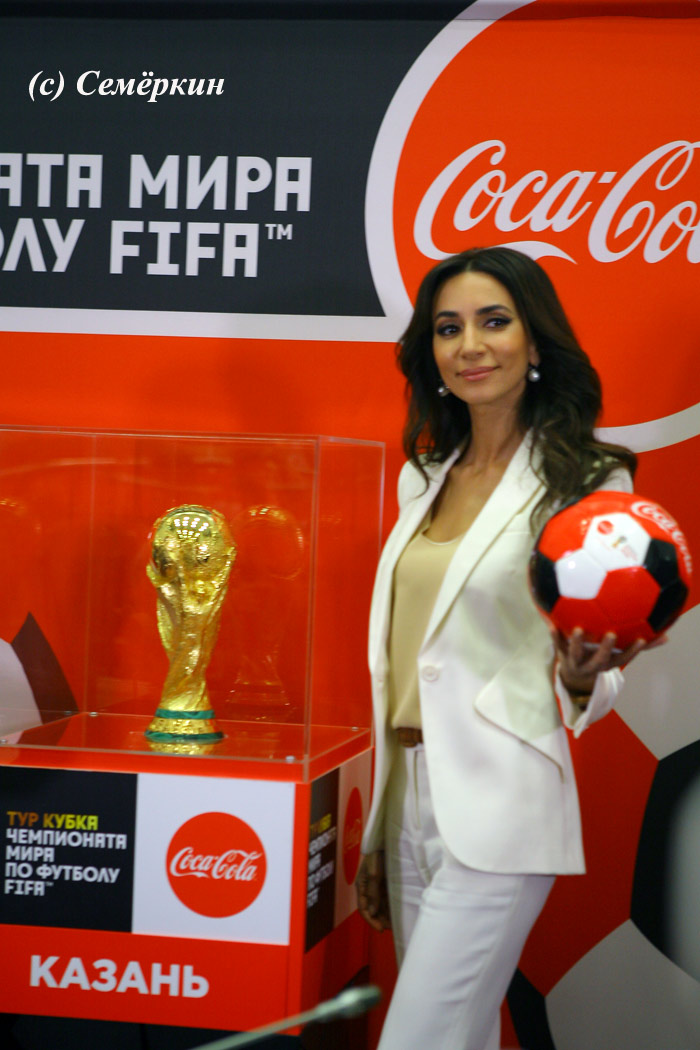 Кубок чемпионата мира по футболу FIFA 2018 в Казани - Прекрасная Зара с футбольным мячом