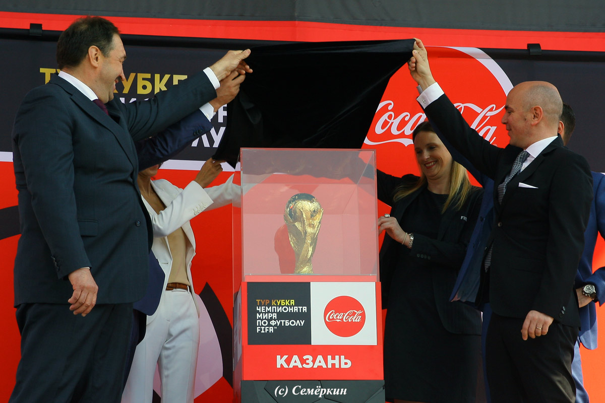 Кубок чемпионата мира по футболу FIFA 2018 в Казани - Почетные гости открыли кубок