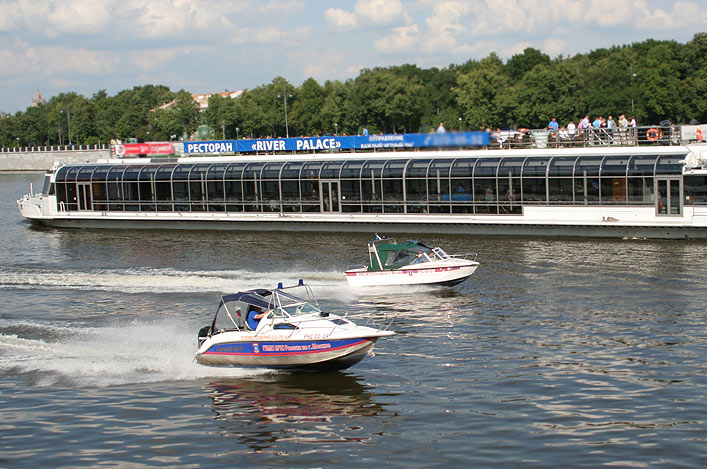 Москва река - катера МЧС гоняют кто быстрее