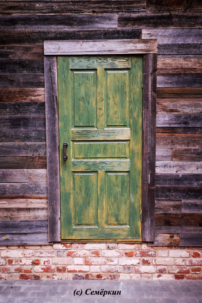 Дом, где родился Шаляпин, чёрная ёлка и зелёная дверь...