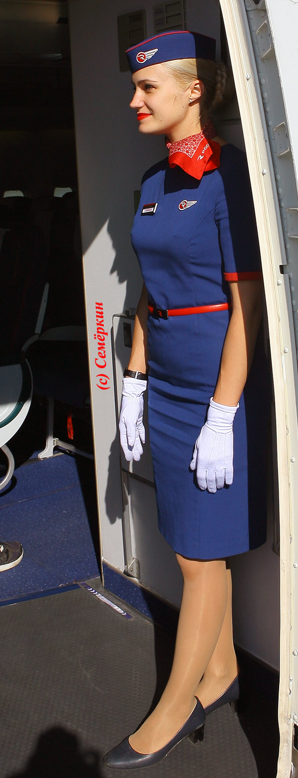 стюардесса - Тигролёт Boeing 747 авиакомпании Россия в казанском аэропорту