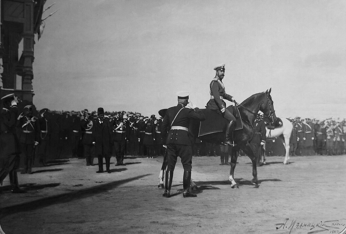 История России ХХ века глазами обывателя - 1902 год - Император Николай II на коне перед началом парада