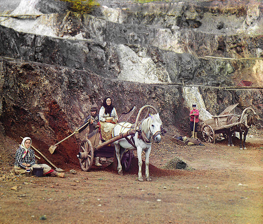 История России ХХ века глазами обывателя - 1910 год - Так трудились на рудниках в Бакале: запрягали лошадку и отправлялись на тяжелые работы всем семейством.