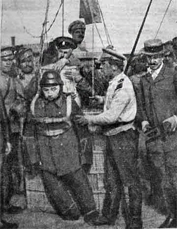 История России ХХ века глазами обывателя - 1912 год - Манекена с спасательным аппаратом за спиной сажают в гондолу.