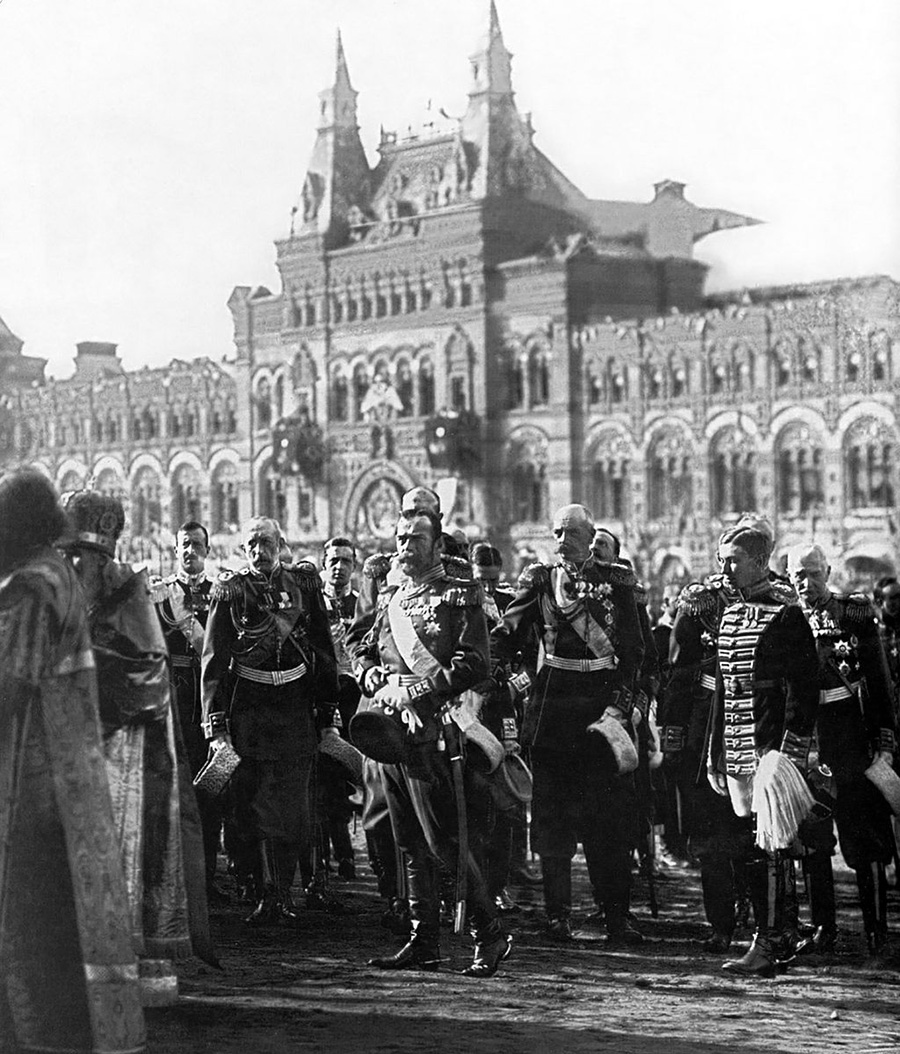 История России ХХ века глазами обывателя - 1913 год - Николай II принимает участие в торжественном молебне на Красной площади