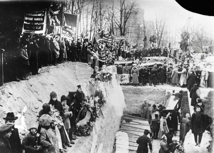 История России ХХ века - 1917 год - траурная процессию у Никитских ворот, общая могила юнкеров, студенты у могилы товарищей