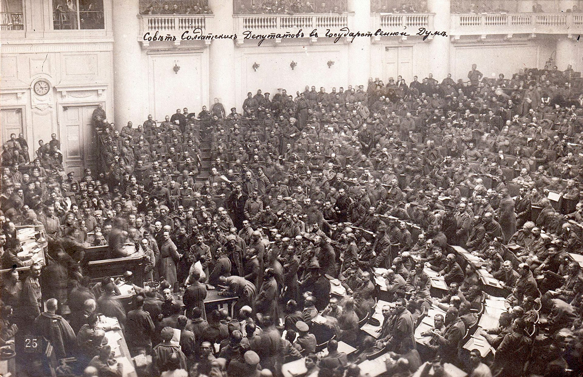История России ХХ века - 1917 год - Заседание Совета рабочих и солдатских депутатов в Таврическом дворце.