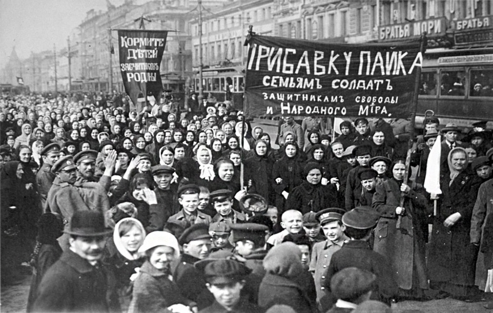 История России ХХ века - 1917 год - Демонстрация работниц Путиловского завода в первый день Февральской революции