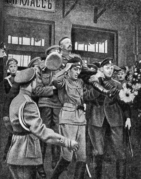 История России ХХ века - 1917 год - Офицеры приветствуют Корнилова