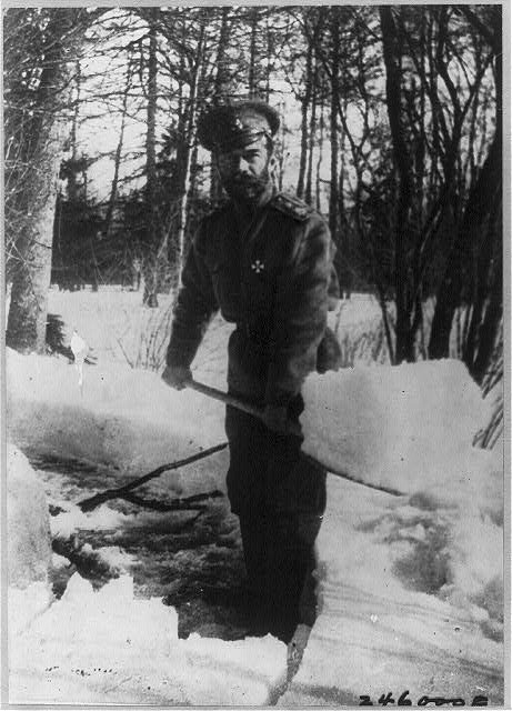 История России ХХ века - 1917 год - Император Николай II разгребает снег в парке Царского Села, куда он был помещен после февраля 1917