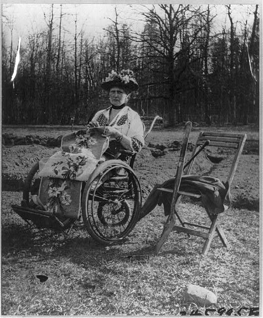 История России ХХ века - 1917 год - Императрица Александра вышивает, в то время как остальная часть царской семьи работает в саду в Царском Селе