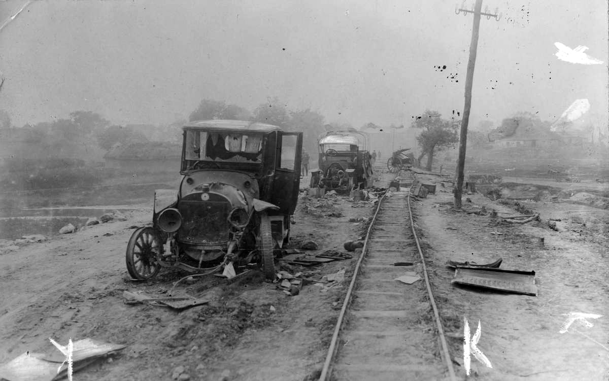 История России ХХ века - 1917 год - Поврежденные русские автомобили возле железнодорожной линии. Тернополь, Украина