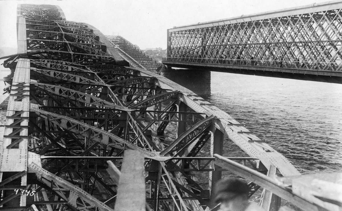 История России ХХ века - 1917 год - Полностью уничтоженный немецкими войсками железнодорожный мост в Ригеа