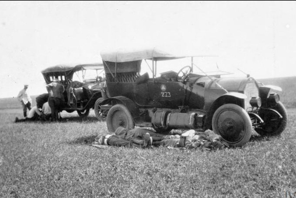 История России ХХ века  - 1919 год - Офицеры британской военной миссии спят возле своего Фиата на поле. Лето