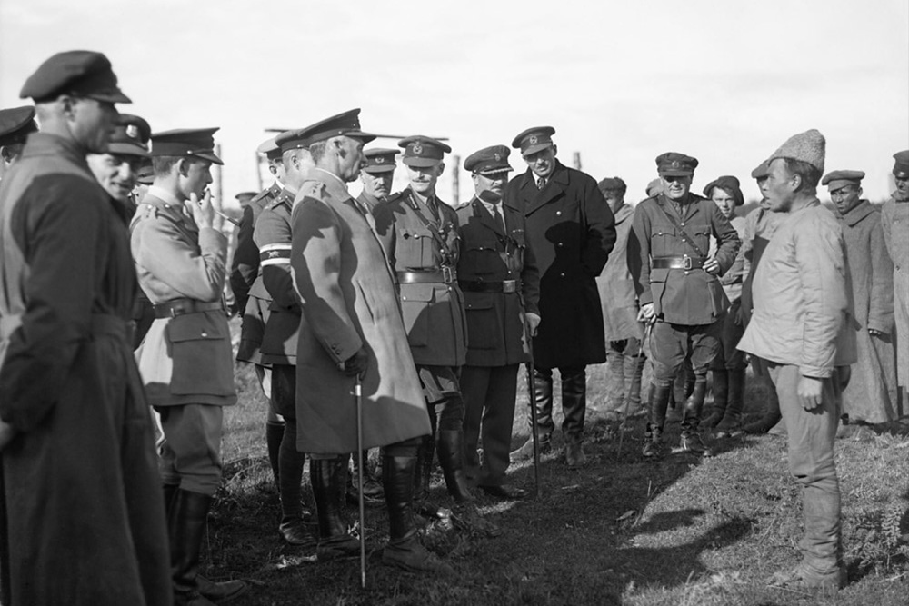 История России ХХ века  - 1919 год - Генерал Генри Сеймур Роулинсон допрашивает пленных солдат Красной Армии