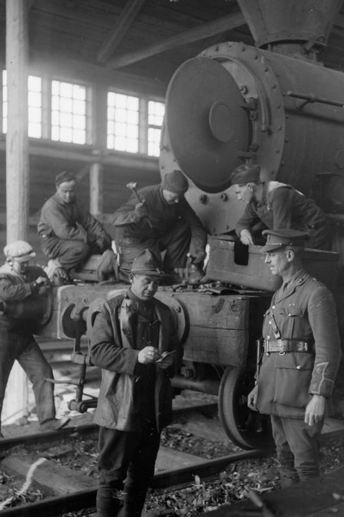 История России ХХ века  - 1919 год - Американские механики в железнодорожной мастерской. Мурманск