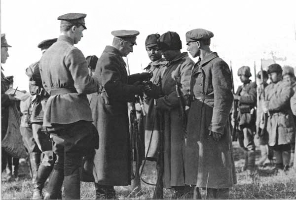 История России ХХ века  - 1919 год - Верховный главнокомандующий вручает георгиевские кресты солдатам