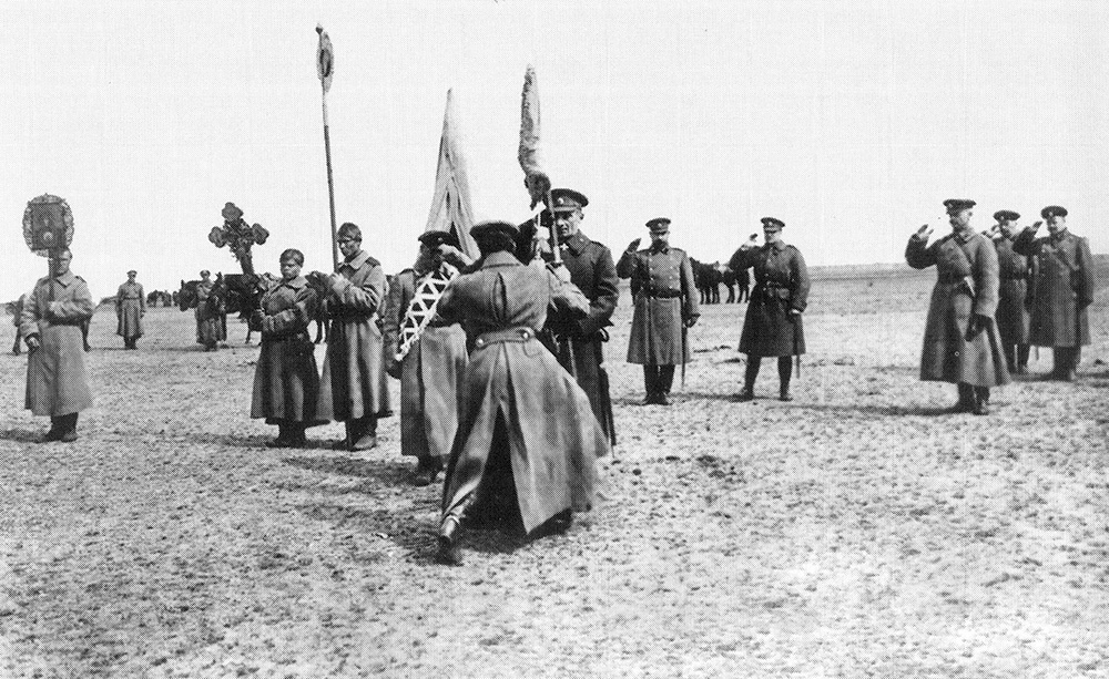 История России ХХ века  - 1919 год - Верховный правитель вручает полковое знамя