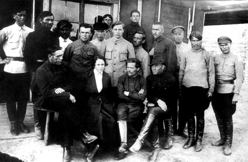 История России ХХ века  - 1919 год - Н. Махно с супругой в окружении своих сподвижников. 1920 год