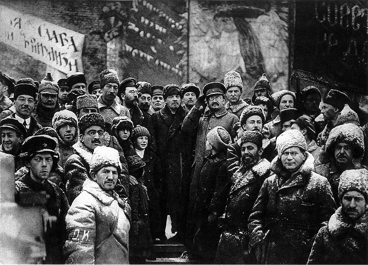 История России ХХ века  - 1919 год - Ленин и Троцкий на Красной площади во время празднования второй годовщины Октябрьской революции, 7 ноября 1919 года