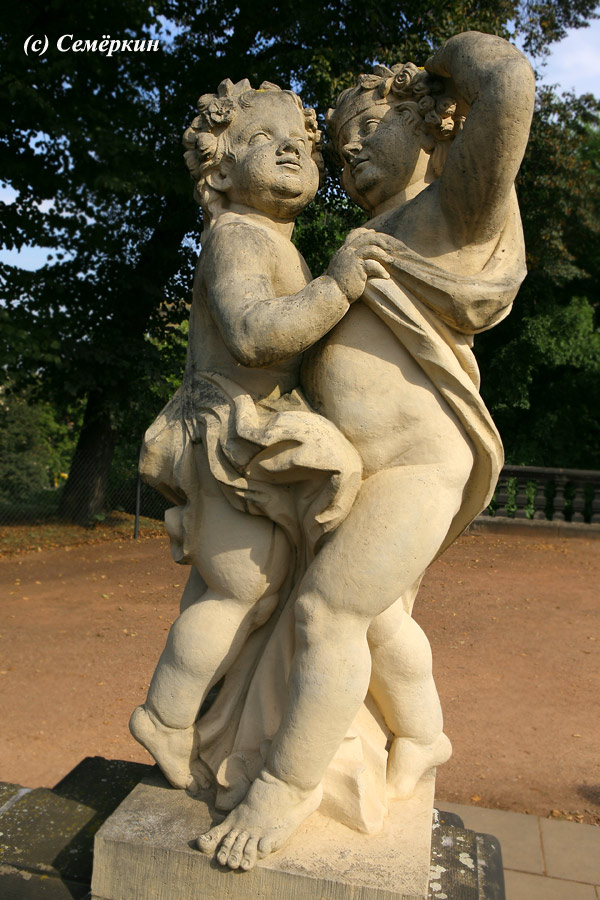 Солнечный Дрезден - Вид на Хофкирхе и памятник Иоганну