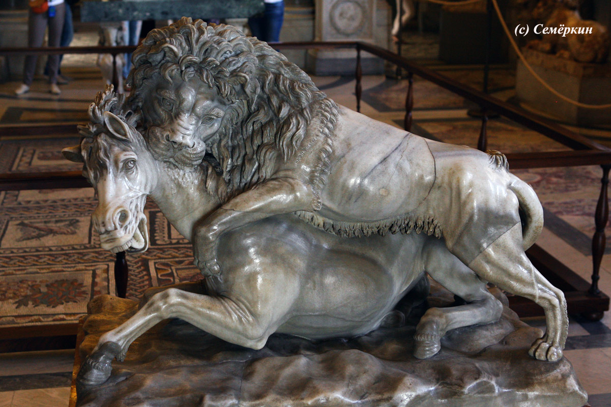 Рим - музеи Ватикана - зал животных - Лев задирает лошадь