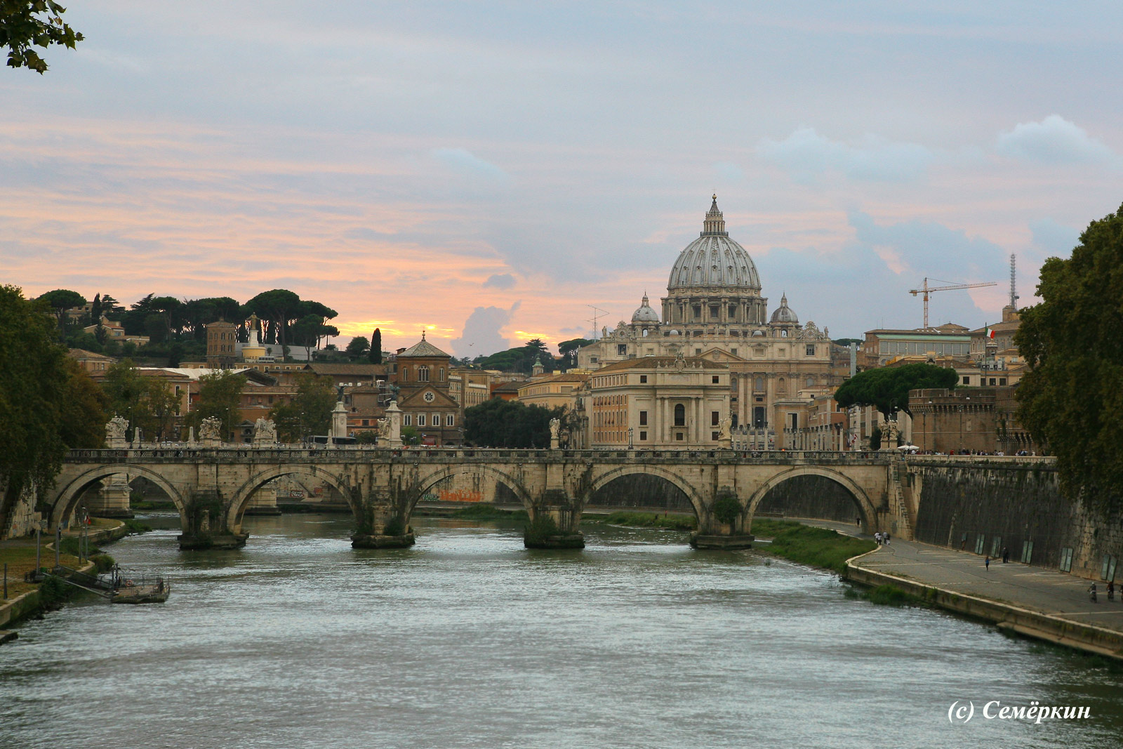 Рим - Набережная Тибра. Вид на мост Святого Анджело, собор Святого Петра и закат позади них