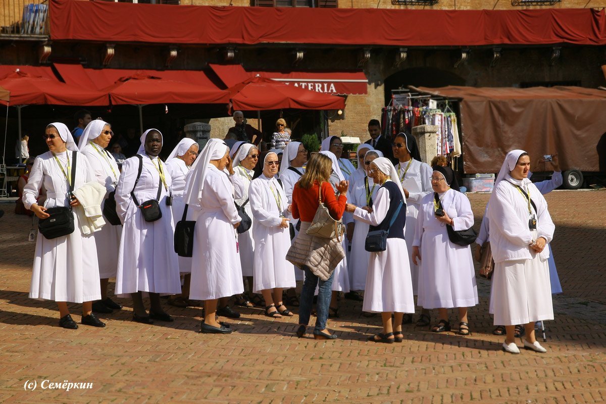 Сиена - монахини на площади дель Кампо