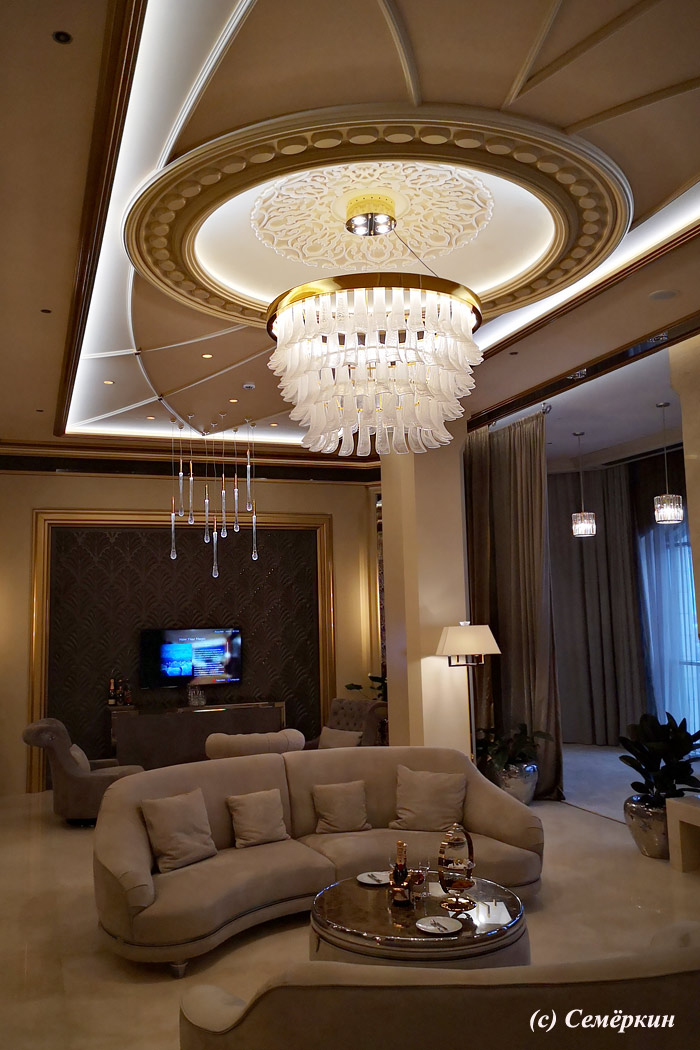 Пятизвёздочная сказка в отеле Кол Гали - Kol Gali Resort&SPA - королевский номер - Гостиная с изящной люстрой и двумя диванами