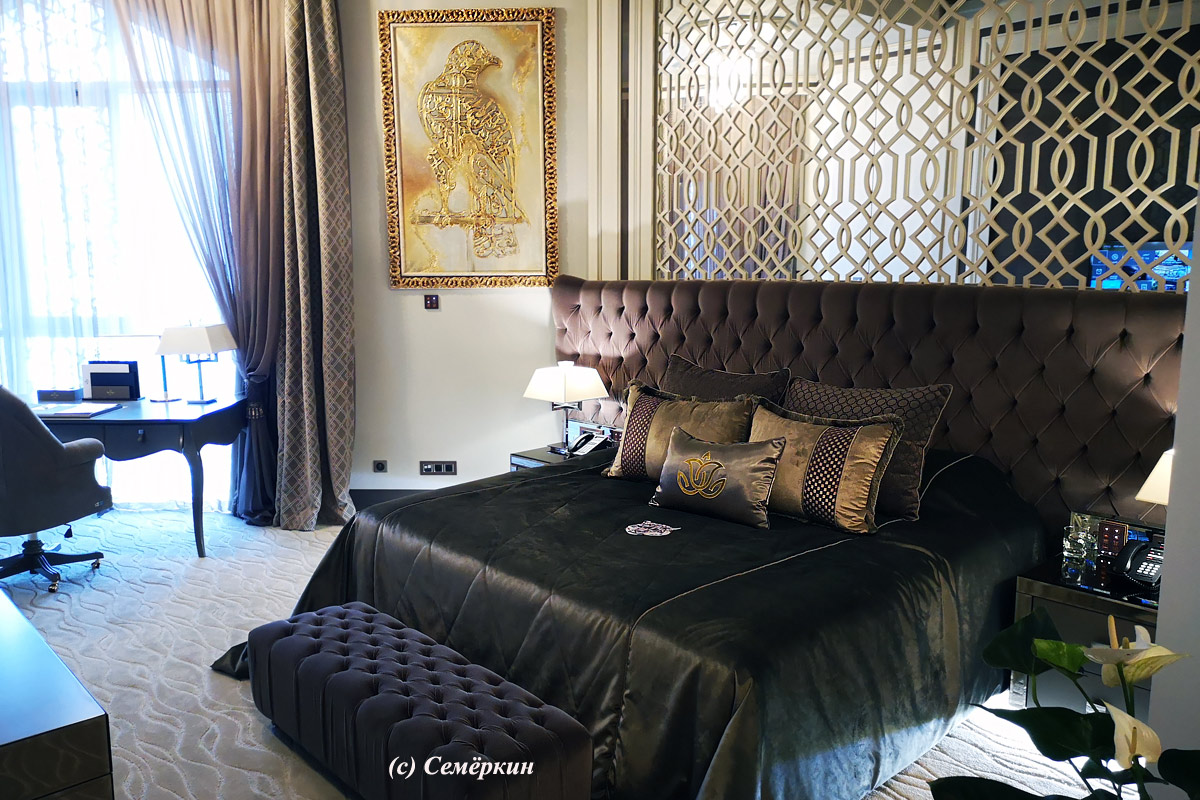 Пятизвёздочная сказка в отеле Кол Гали - Kol Gali Resort&SPA - королевский номер - спальня короля с золотым орлом