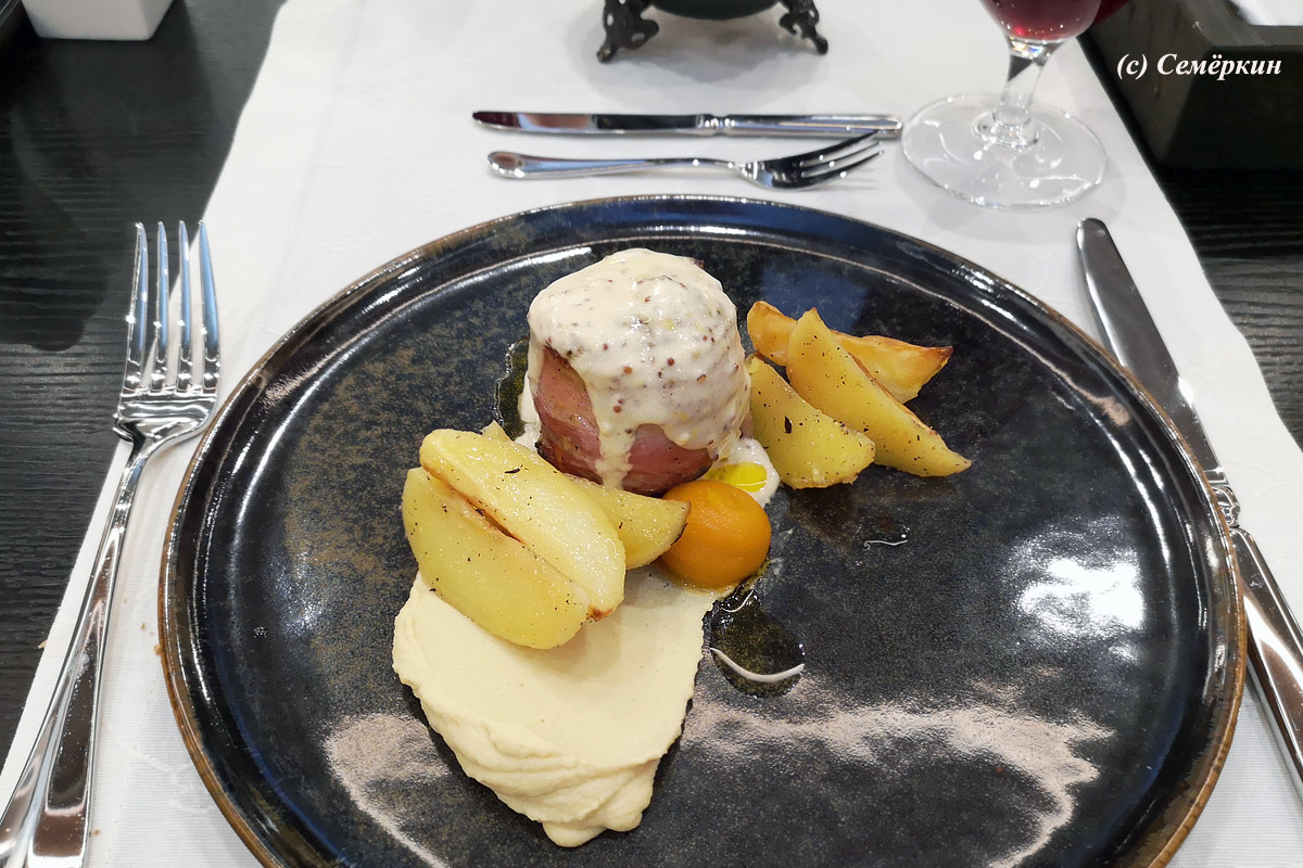 Пятизвёздочная сказка в отеле Кол Гали - Kol Gali Resort&SPA - еда в ресторане - медальон из свинины с картошкой, соус порадовал!