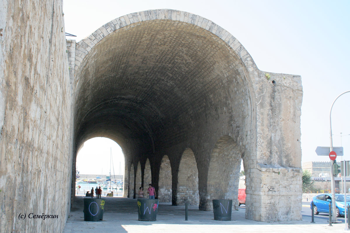 Ираклион - вид арсенала венецианской крепости в порту