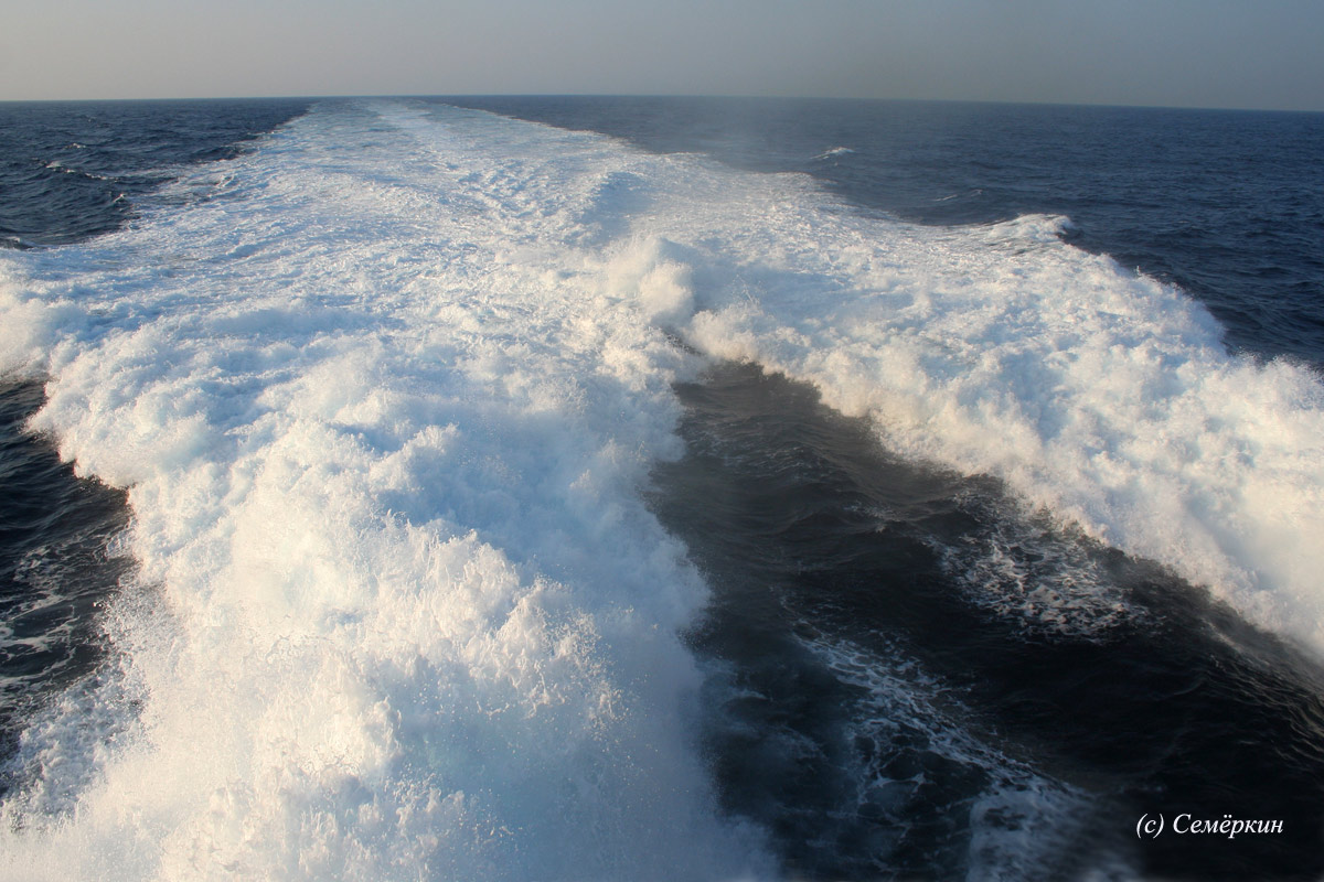 Вот такие мощные струи, вырывающиеся из водометов катамарана, и несли нас на Санторини: