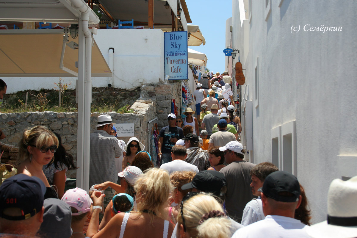 Санторини - поток туристов растекается по узким улочкам