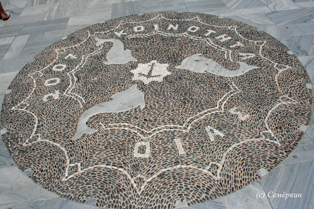 Санторини - мозаика нп площади рядом с храмом