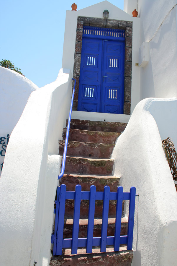 Санторини - местным жителям не нужно заморачиваться по поводу выбора цвета дома, всё красят в белый цвет, а двери и рамы - в синий.