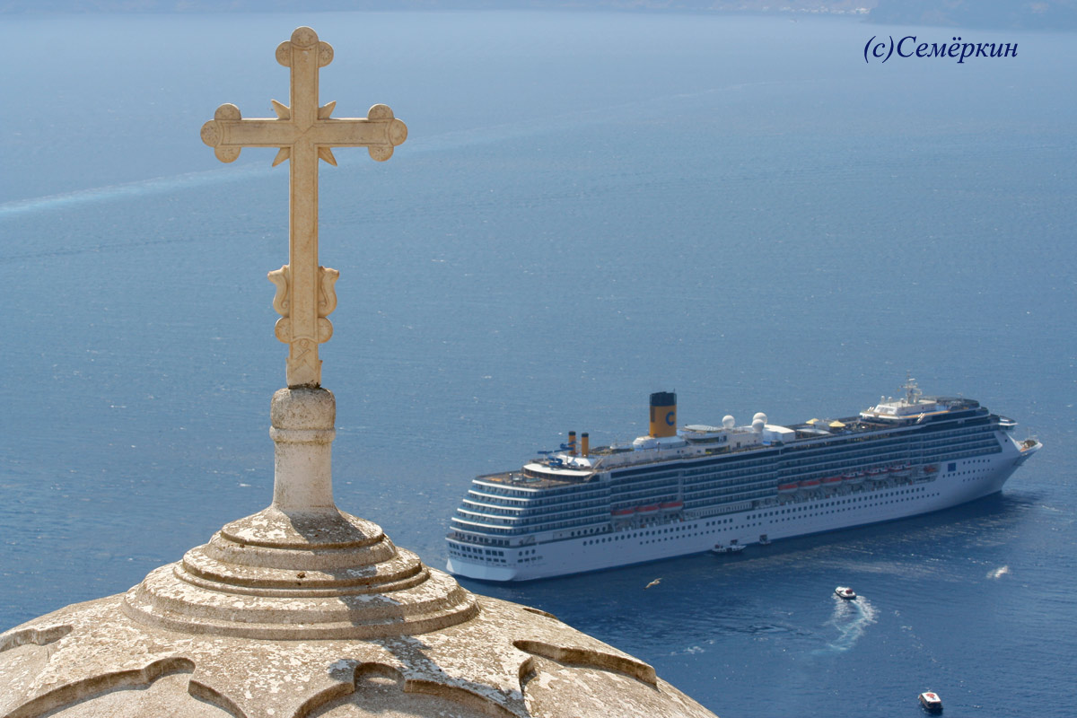 Санторини - Крест над лайнером